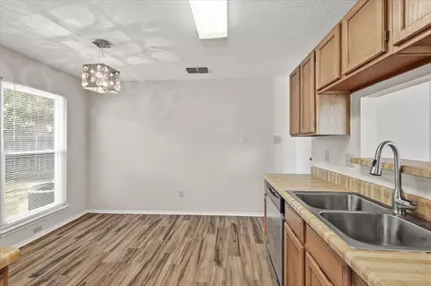Kitchen - 114 Glade Shadow Dr, Euless, TX 76039 photo 4 of 4