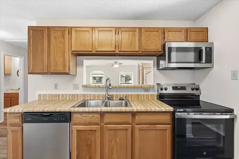 Kitchen - 114 Glade Shadow Dr, Euless, TX 76039 photo 3 of 4