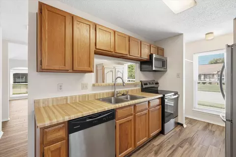 Kitchen - 114 Glade Shadow Dr, Euless, TX 76039 photo 2 of 4