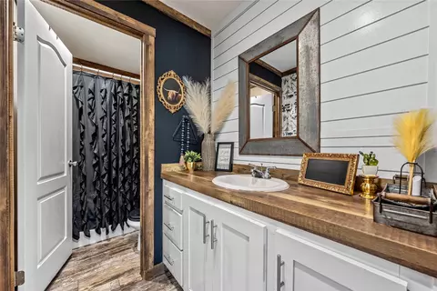 Bath - 602 S 3rd St, Abbott, TX 76621 photo 4 of 5