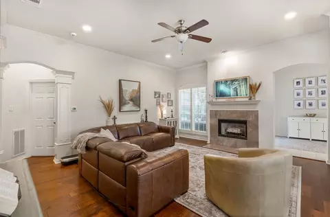 Living - 320 Andre Dr, Irving, TX 75063 photo 2 of 4