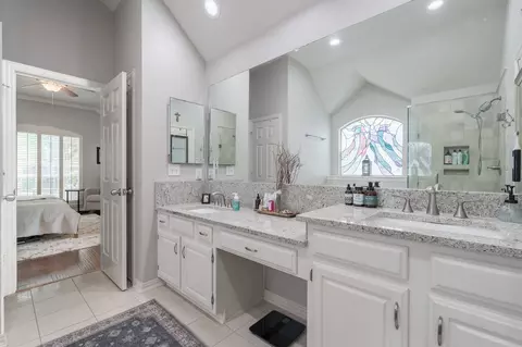 Bath - 320 Andre Dr, Irving, TX 75063 photo 4 of 4