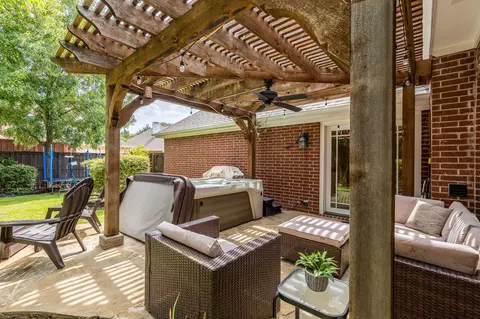 Exterior - 320 Andre Dr, Irving, TX 75063 photo 6 of 11