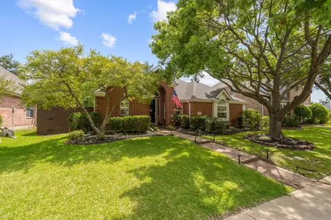 Exterior - 320 Andre Dr, Irving, TX 75063 photo 4 of 11