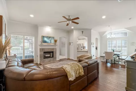 Living - 320 Andre Dr, Irving, TX 75063 photo 1 of 4