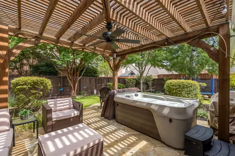 Exterior - 320 Andre Dr, Irving, TX 75063 photo 5 of 11