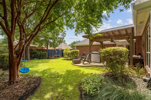 Exterior - 320 Andre Dr, Irving, TX 75063 photo 8 of 11