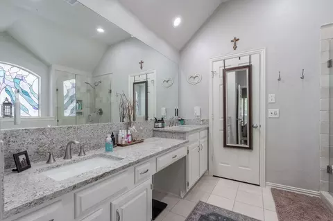 Bath - 320 Andre Dr, Irving, TX 75063 photo 2 of 4
