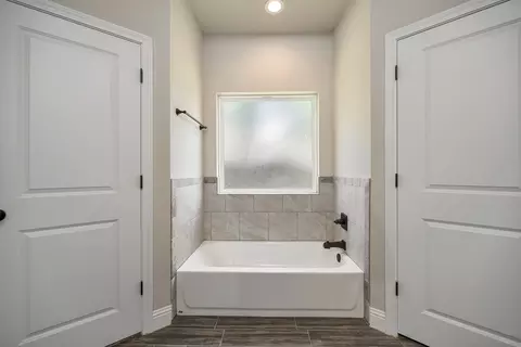 Bath - 917 E 3rd St, Springtown, TX 76082 photo 5 of 7