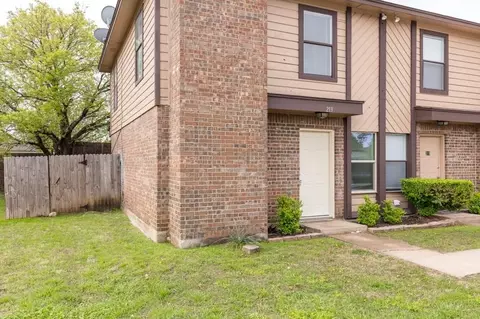 213 Cambridge Dr, Saginaw, TX 76179
