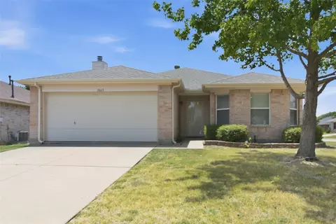1065 Triple Crown Dr, Fort Worth, TX 76179
