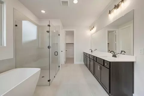 Bath - 1732 Nesting Robin Ln, Krum, TX 76249 photo 2 of 4