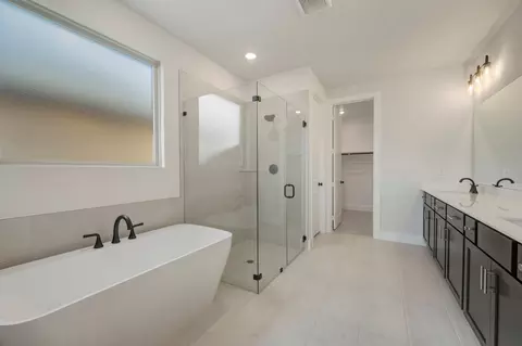 Bath - 1732 Nesting Robin Ln, Krum, TX 76249 photo 1 of 4