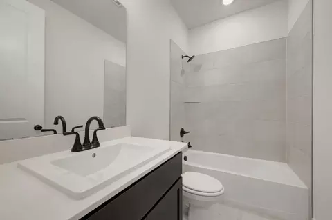Bath - 1732 Nesting Robin Ln, Krum, TX 76249 photo 3 of 4