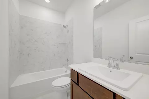 Bath - 1725 Willow Patch Dr, Krum, TX 76249 photo 5 of 5