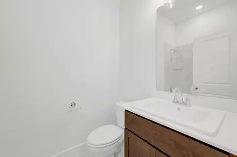 Bath - 1725 Willow Patch Dr, Krum, TX 76249 photo 4 of 5