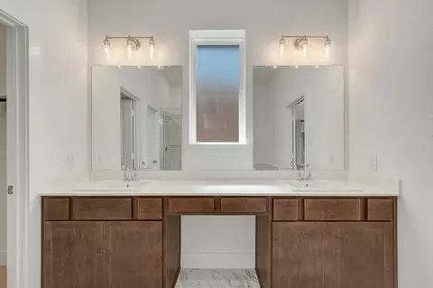 Bath - 1725 Willow Patch Dr, Krum, TX 76249 photo 3 of 5