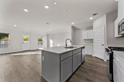 Kitchen - 555 Brookside Dr, Van Alstyne, TX 75495 photo 2 of 2