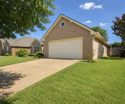 7930 Fox Chase Dr, Arlington, TX 76001