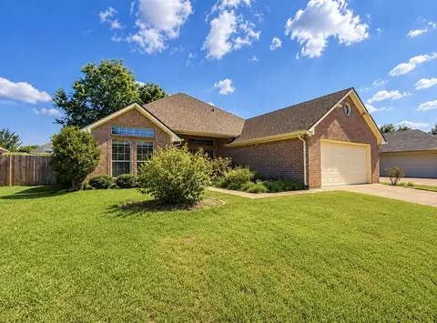 7930 Fox Chase Dr, Arlington, TX 76001