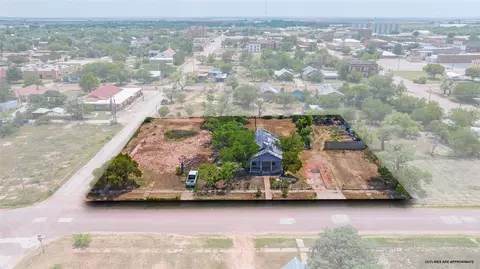 210 E Campbell St, Stamford, TX 79553