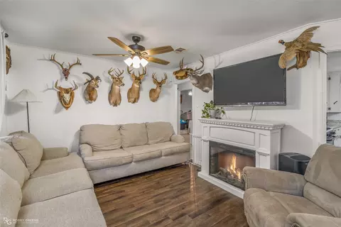 Living - 522 N Main St, Heflin, LA 71039 photo 2 of 2