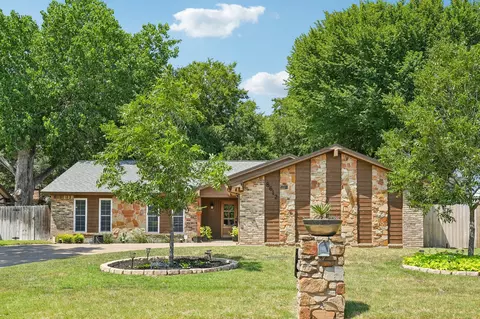 8612 Edgebrook Ter, Benbrook, TX 76116
