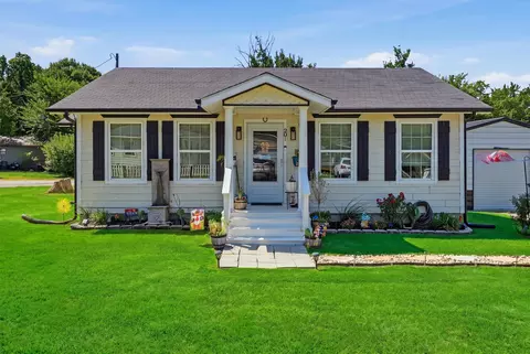 201 Spring Valley Cir, Azle, TX 76020