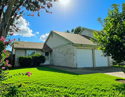 2925 Fairway Dr, Grand Prairie, TX 75052
