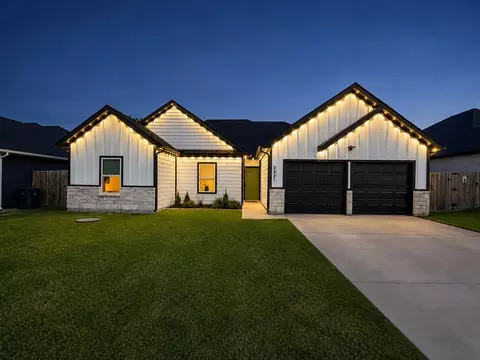2421 Creek Dr, Granbury, TX 76048
