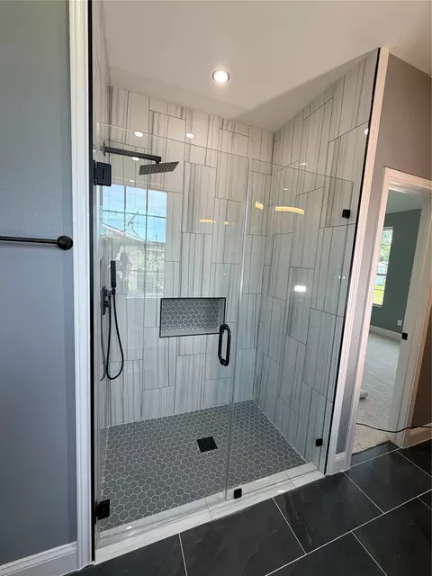 Bath - 302 E Travis St, Leonard, TX 75452 photo 3 of 8
