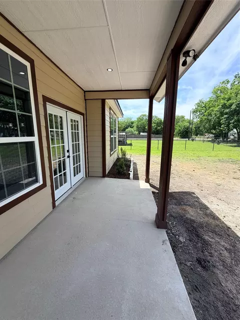 Exterior - 302 E Travis St, Leonard, TX 75452 photo 3 of 6
