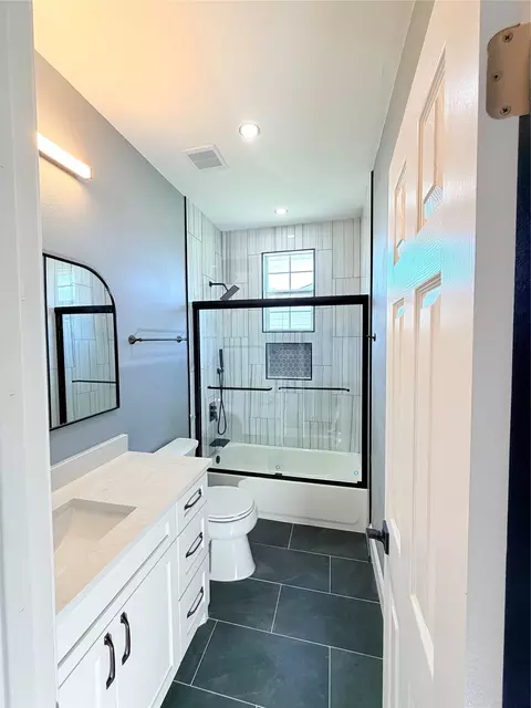 Bath - 302 E Travis St, Leonard, TX 75452 photo 4 of 8