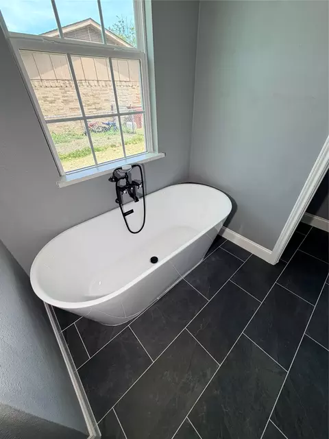 Bath - 302 E Travis St, Leonard, TX 75452 photo 6 of 8