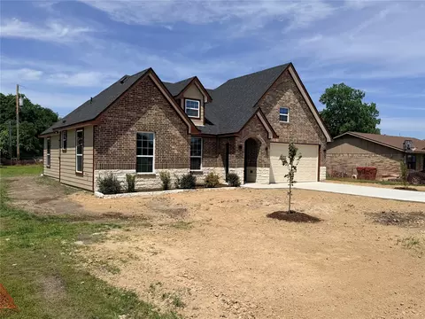 Exterior - 302 E Travis St, Leonard, TX 75452 photo 2 of 6