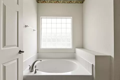 Bath - 1237 Beachview, Seven Points, TX 75143 photo 4 of 5