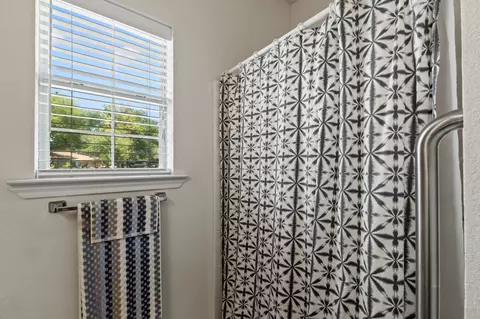 Bath - 1237 Beachview, Seven Points, TX 75143 photo 2 of 5