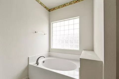 Bath - 1237 Beachview, Seven Points, TX 75143 photo 5 of 5