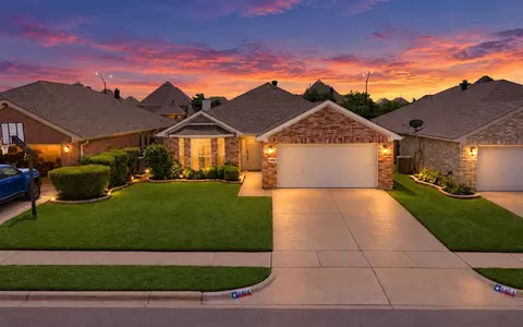 8404 Bowspirit Ln, Hurst, TX 76053