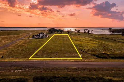 524 Shores Dr, Honey Grove, TX 75446