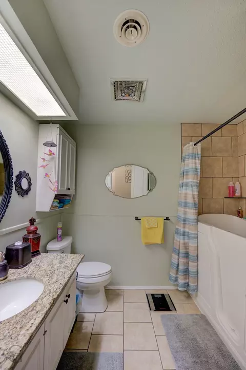 Bath - 1105 N Acres Cir, Springhill, LA 71075 photo 2 of 3