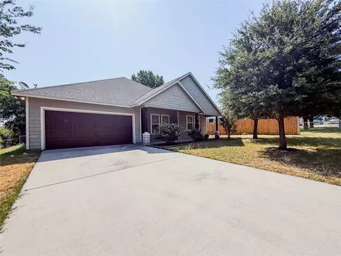 402 N Trinity St, Decatur, TX 76234