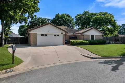 3809 Helmsford Dr, Arlington, TX 76016