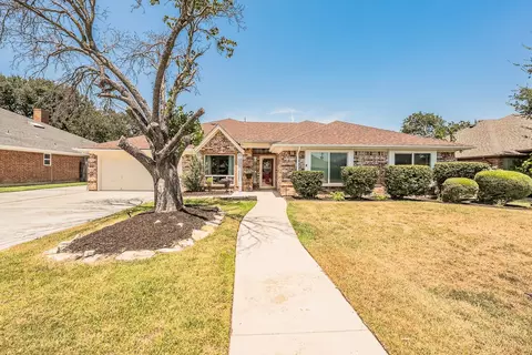 8429 Stephanie Dr, North Richland Hills, TX 76182