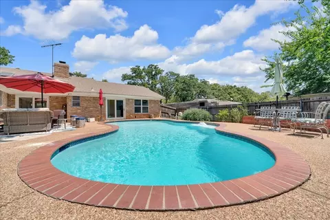 Exterior - 207 Walnut Way, Euless, TX 76039 photo 2 of 7