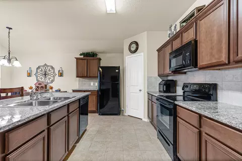 Kitchen - 1104 Ruby Ct, Princeton, TX 75407 photo 4 of 5