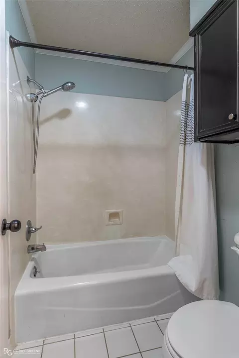 Bath - 1312 Mark Dr, Minden, LA 71055 photo 2 of 4