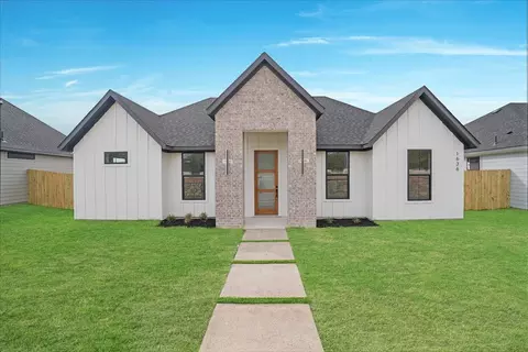1636 W Wintergreen Rd, Lancaster, TX 75134