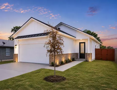 204 3rd St, Hillsboro, TX 76645
