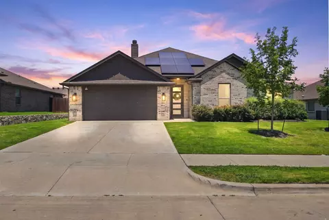 632 Steerman Ct, Saginaw, TX 76179